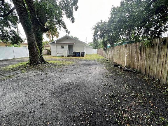 5th image of 806 Palm Bluff St