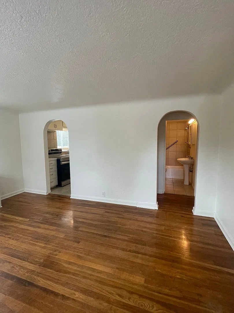 1127 W Mulberry St — Photo 4