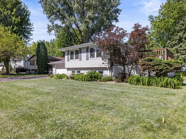 330 Sandy LANE, Elkhorn, WI 53121