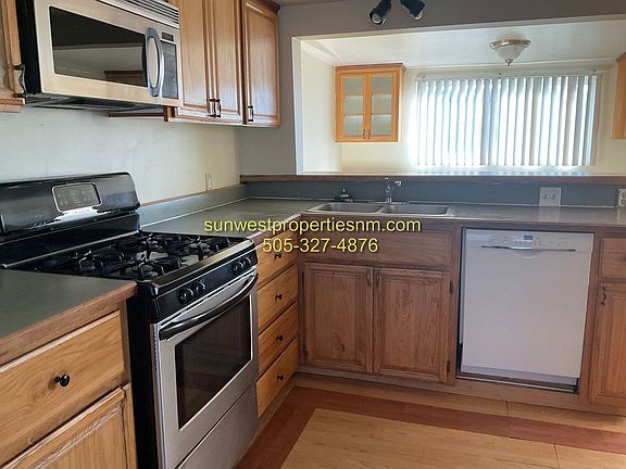 3rd image of 914 N Buena Vista Ave