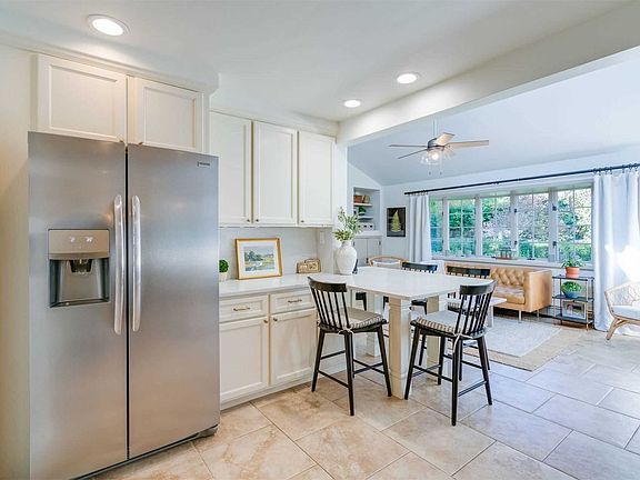 4th image of 17 Woodlot Ln