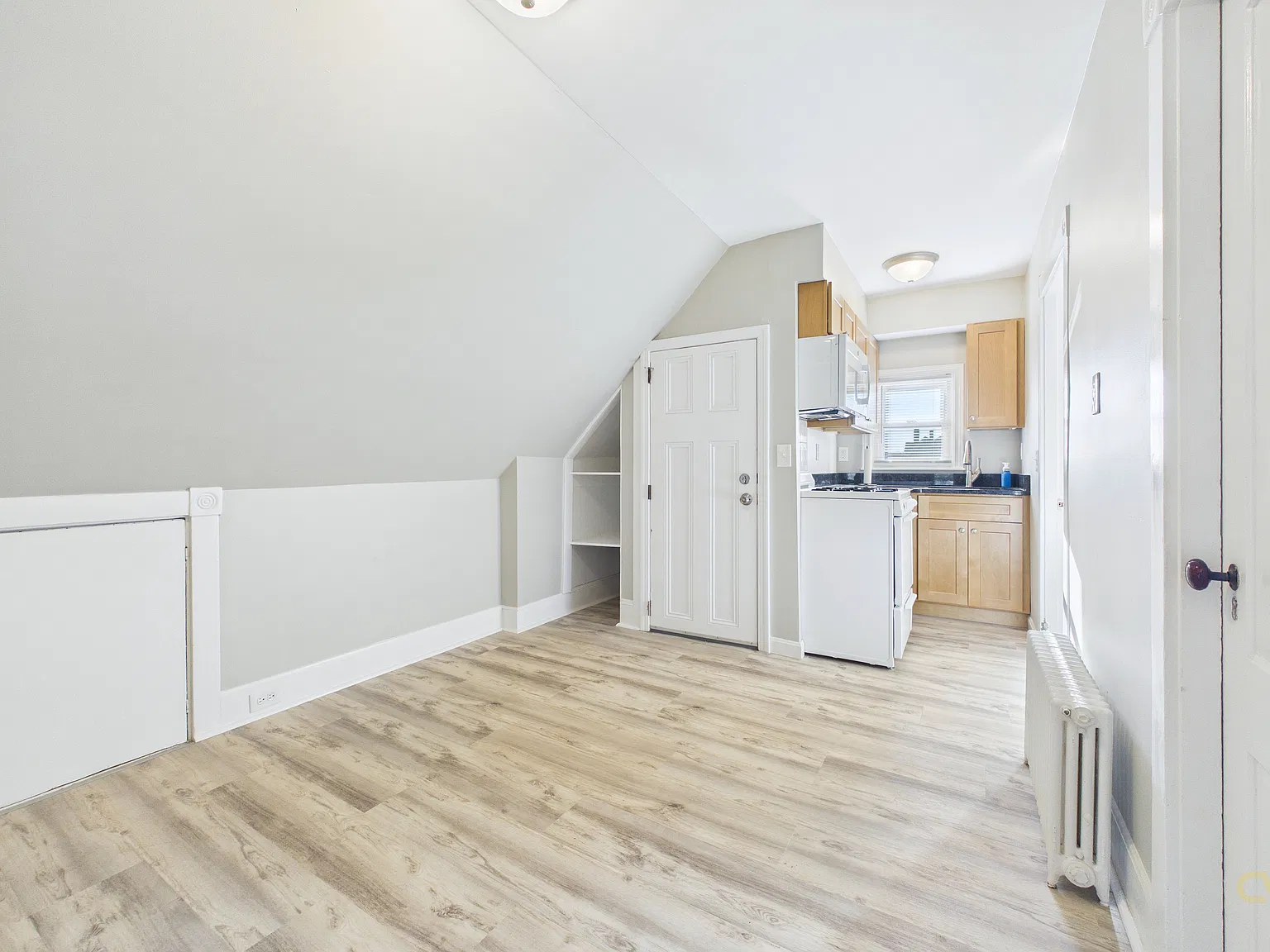 3 bed, 853 sqft, $1,675 — Photo 1
