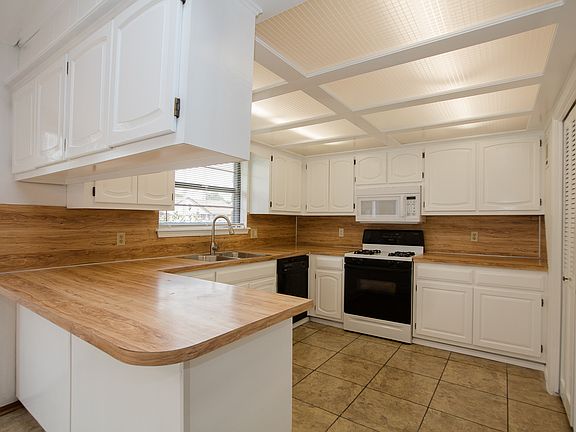 Breakfast Bar offers additional seating.