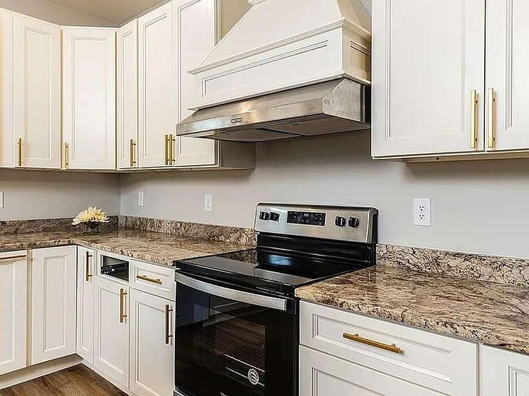 1446 E Main St — Photo 3