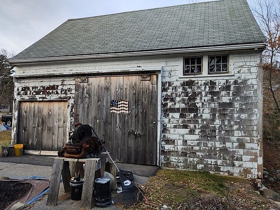 5th image of 172 Indian Head St