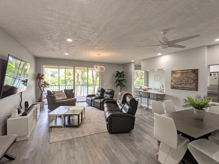 105 Half Moon Cir #F2 — Photo 1