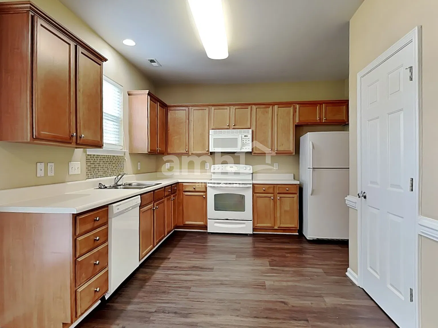 4 bed, 2.5 bath, 2024 sqft, $2,180 — Photo 3
