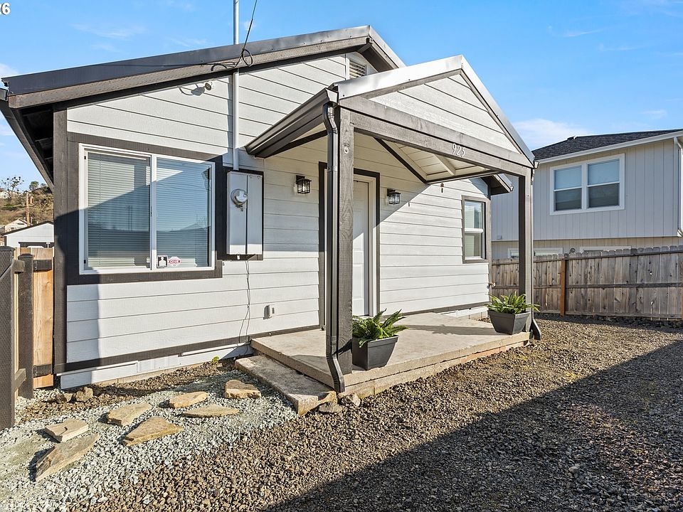 1st image of 925 NE Cedar St