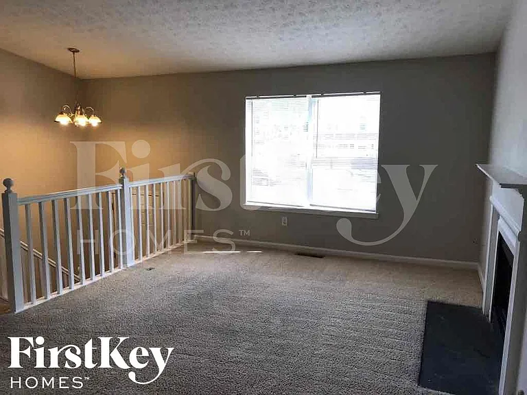 5623 Crystal Hl — Photo 2