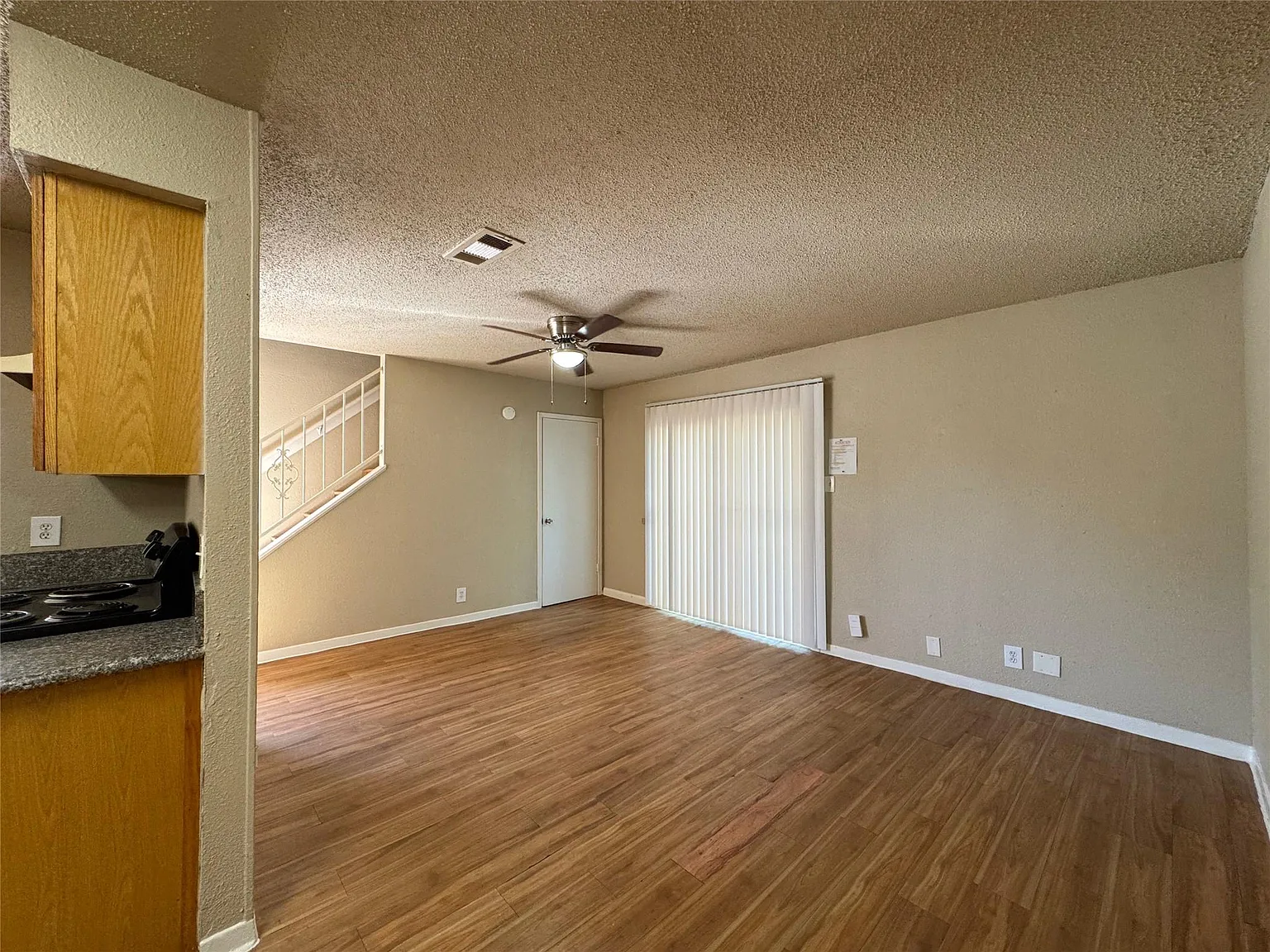 1 bed, 1.5 bath, 903 sqft, $1,149 — Photo 4