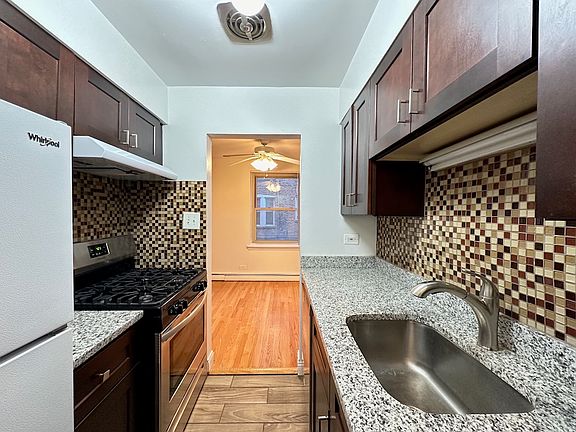 5th image of 3710 N Pine Grove Ave #712