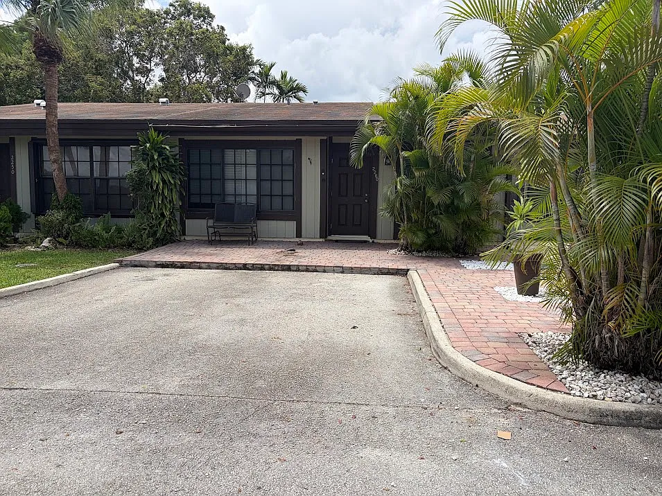 2260 Poinsetta Ct