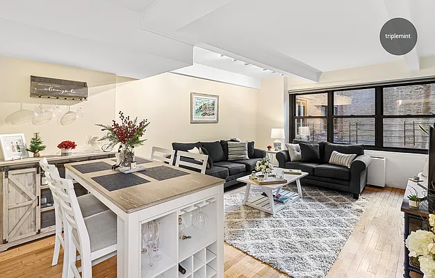 Sold by Triplemint | media 1