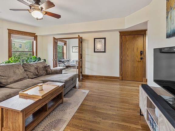 3rd image of 5611 N Winthrop Ave