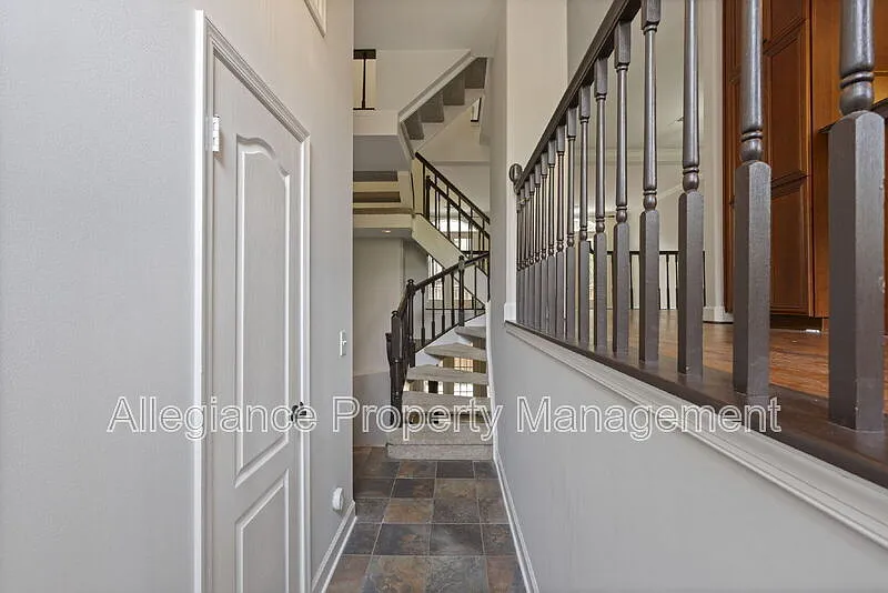 3 bed, 2.5 bath, 2216 sqft, $3,350 — Photo 4