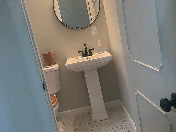 3rd image of 4054 Robinhood Dr