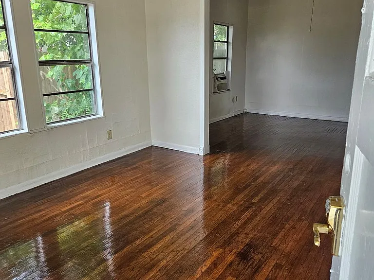 1324 Washington St — Photo 2