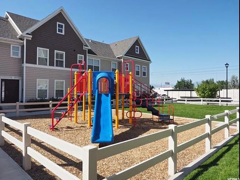 181 W Carrick Dr — Photo 3