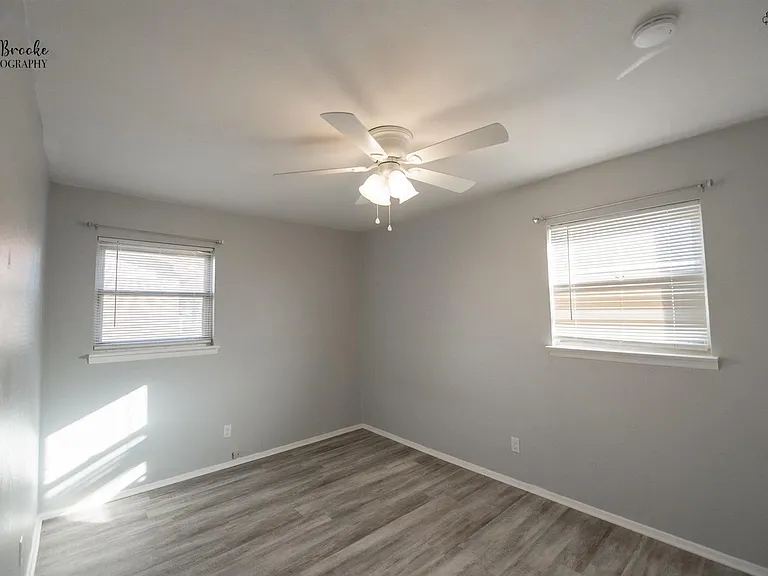 1020 W Cornelia Ave — Photo 32
