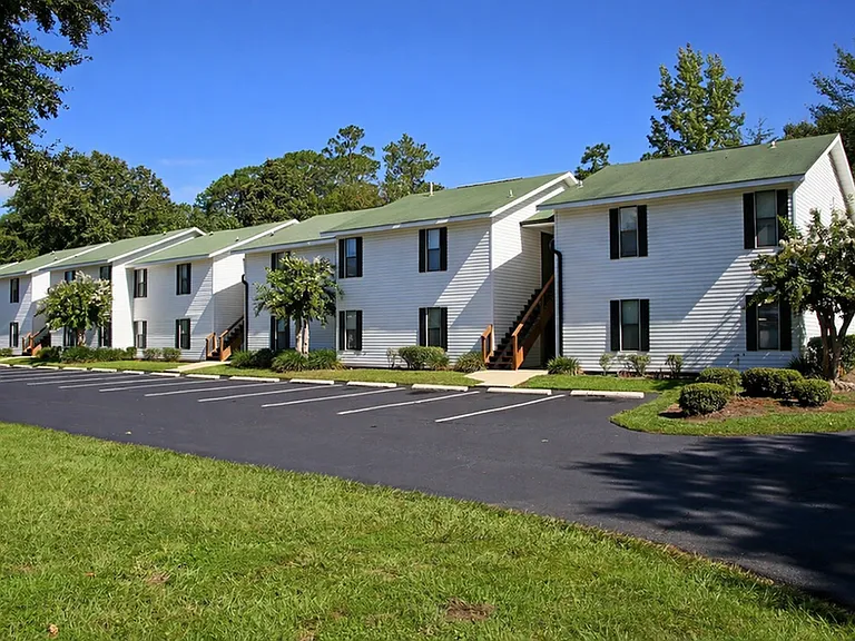 Amelia Apartments and Townhomes — Photo 10
