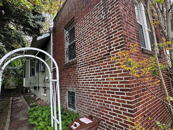 3rd image of 819 E 221st Street