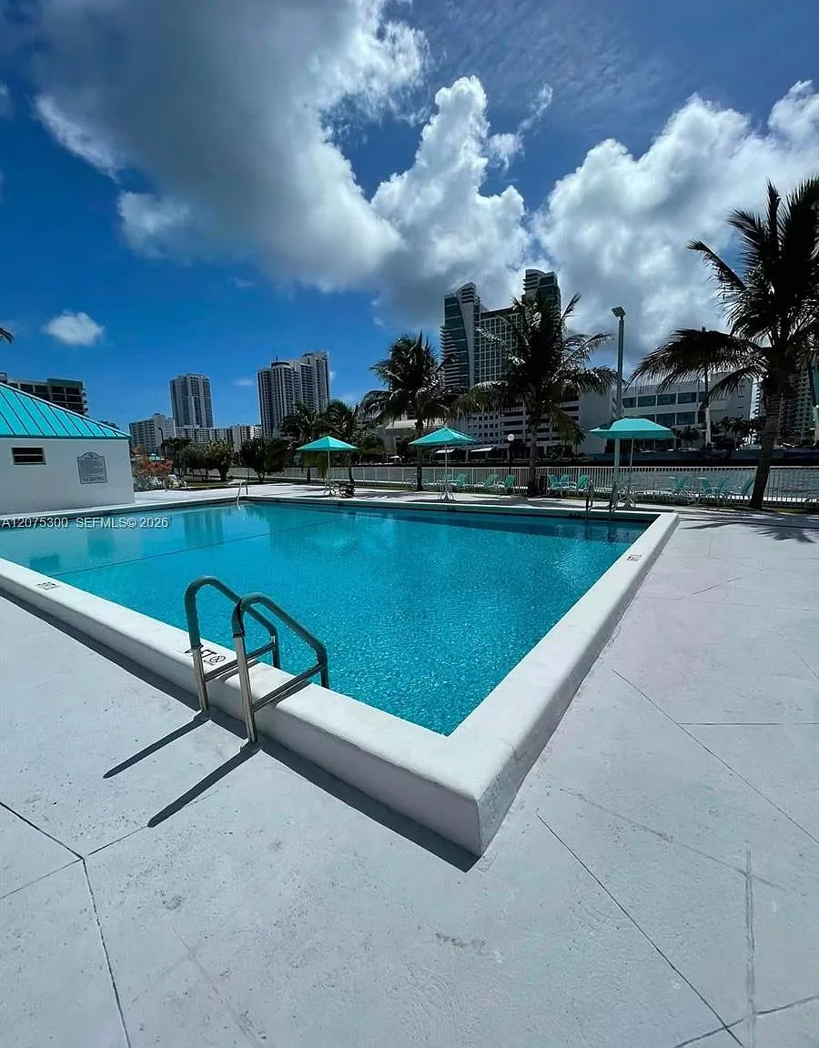 1 bed, 915 sqft, $2,100 — Photo 3