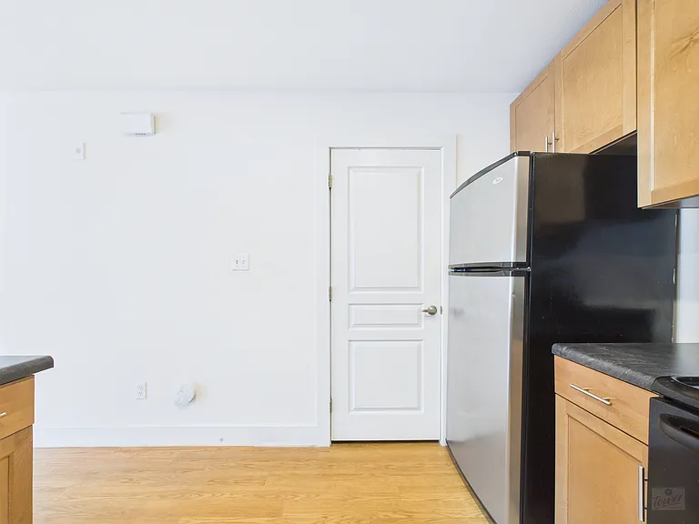 711 W 32nd St — Photo 52