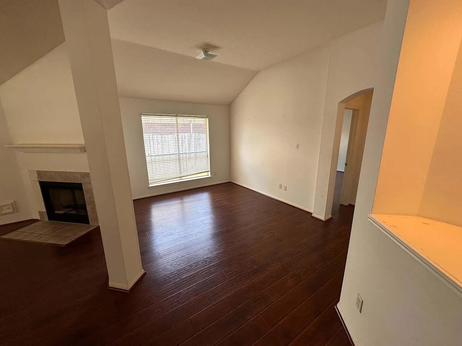 3 bed, 2.0 bath, 1828 sqft, $2,000 — Photo 4