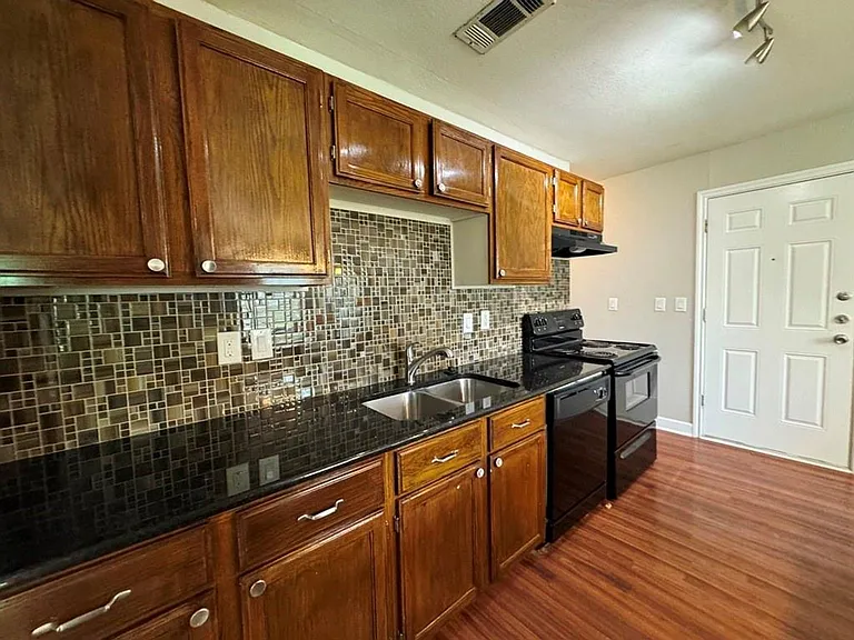 600 Seminole Rd — Photo 9