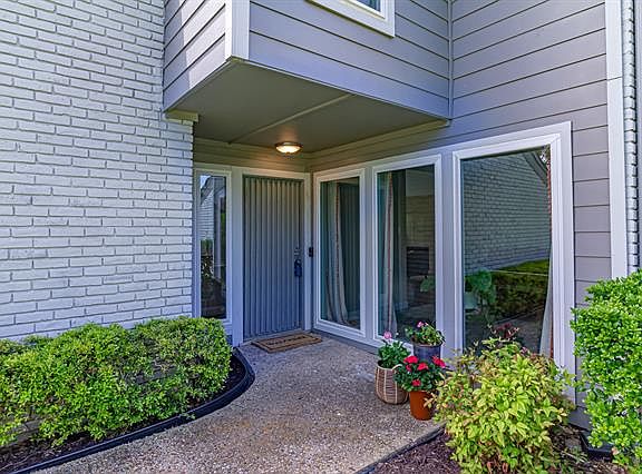2nd image of 2901 Teakwood Cir