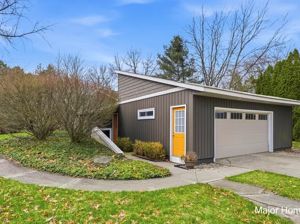 7500 Cascade Rd SE, Grand Rapids, MI 49546