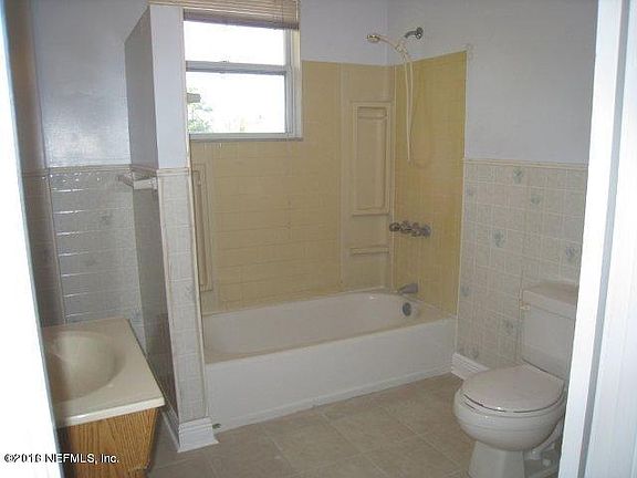 3rd image of 215 E 9th St