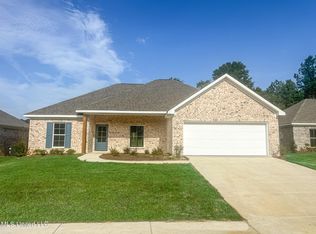 972 Riverside Ln, Pearl, MS 39208