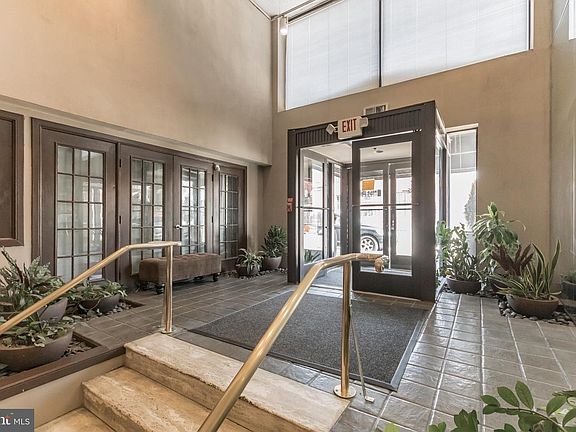 2nd image of 200 Lombard St #824