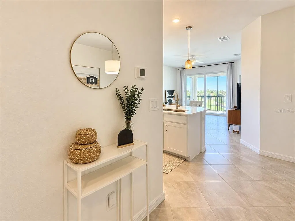 3 bed, 2.0 bath, 1301 sqft, $5,500 — Photo 3