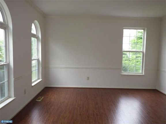 4th image of 373 Vista Dr