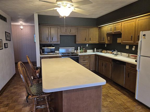 3rd image of 627 Shadycrest Dr