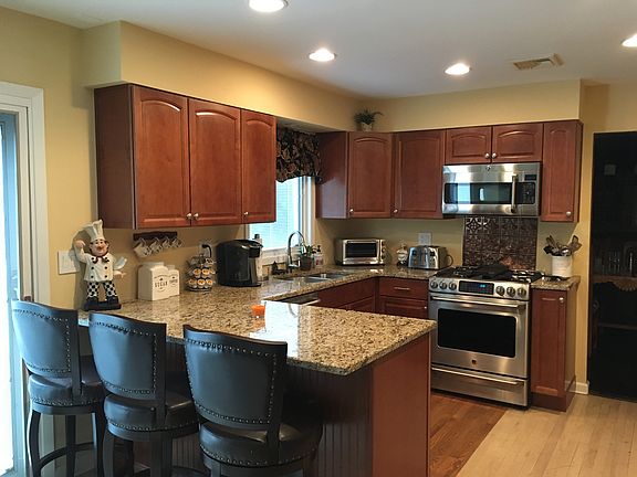 3rd image of 6 Tioga Ct