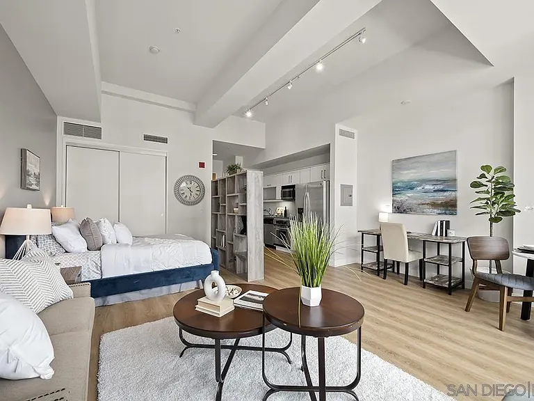 350 W Ash St #1006 — Photo 1