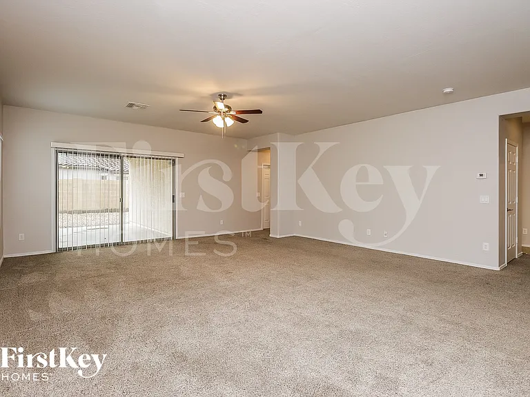 8811 S 57th Ln — Photo 3