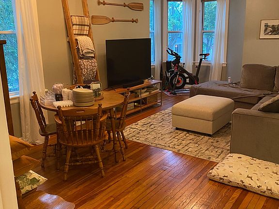 2nd image of 2259 W Melrose St APT 2F