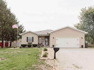 605 W 1st St, Assumption, IL 62510