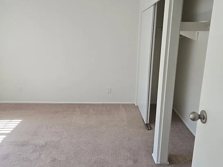 308 W Queen St — Photo 11