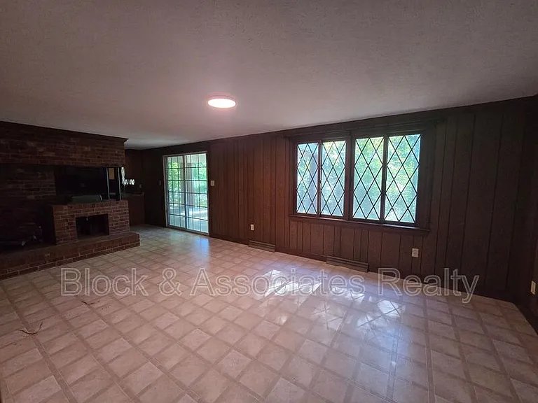 1194 Ingram Dr — Photo 21