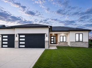 17530 Northview Dr, Urbandale, IA 50323