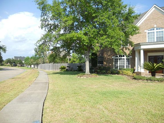 3rd image of 14 Leigh Ct