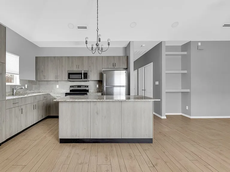2704 E Eisenhower Ave — Photo 8