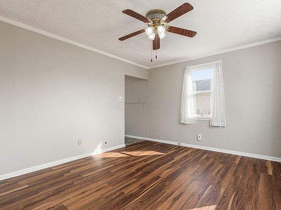 4th image of 924 Woodland Ave