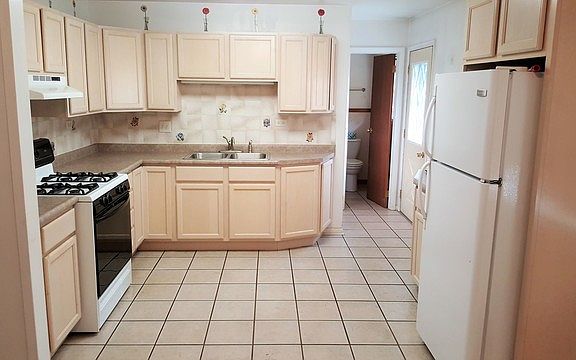 3rd image of 2629 Jonquil Ln