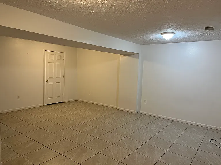 14684 Cloverdale Rd — Photo 6